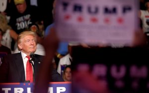 El candidato presidencial republicano, Donald Trump, habla hoy, 19 de septiembre de 2016, en Fort Myers. Los últimos ataques ocurridos en EE.UU. durante el fin de semana han entrado de lleno en la campaña presidencial mostrando de nuevo la visión opuesta entre ambos candidatos a la Casa Blanca para atajar las amenazas terroristas que enfrenta el país. Trump recuperó hoy su propuesta de "extremar la evaluación" de todos los inmigrantes que quieran acceder a suelo estadounidense, así como la de prohibir directamente la entrada a aquellos que procedan de ciertos países sospechosos de albergar células terroristas. EFE/CRISTOBAL HERRERA