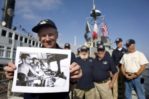 El veterano de la Guerra de Vietnam, Bob Bolger, muestra una fotografía tomada en el interior de la cabina de una lancha rápida durante un acto celebrado hoy, martes 12 de julio 2016, en San Diego, California. Diez veteranos de la Guerra de Vietnam iniciaron hoy en San Diego una travesía de un mes por la costa de California a bordo de una histórica lancha rápida que se usó durante este conflicto armado y similar al popularizado por la película bélica "Apocalypse Now". "Este es el único buque rápido activo en el país si no a nivel mundial", dijo a Efe Mark Gallant, representante del Museo Marítimo de San Diego sobre la embarcación, un buque rápido PCF-816 que fue construido en 1968 para ser utilizado por la Marina para patrullar la costa y detener la infiltración de armas durante la guerra. EFE/David Maung