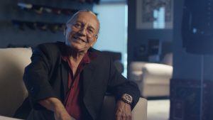 El cantante Marc Anthony y su padre, el puertorriqueño Felipe Muñiz, de 81 años, presentaron hoy su primer tema juntos, el bolero "Dejé de amar", compuesto por Medardo Rovayo. El lanzamiento coincide con la celebración del Mes de la Herencia Hispana y quiere ser un tributo del rey de salsa a su progenitor, de quien heredó su pasión por la música. Igualmente, se ha puesto a disposición de sus seguidores un documental en que ambos comparten recuerdos de la vida y de la carrera del intérprete de "Valió la pena", que creció en El Barrio latino de Harlem, en Nueva York. EFE