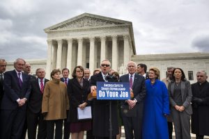 El líder de la minoría demócrata en el Senador, Harry Reid (c) junto con otros senadores durante la rueda de prensa en frente del Tribunal Supremo en Washington, Estados Unidos hoy 25 de febrero de 2016. La batalla para nombrar un sustituto para el juez del Tribunal Supremo Antonin Scalia, fallecido a los 79 años en Texas, ha comenzado en el Congreso de Estados Unidos, donde los republicanos amenazaron con vetar cualquier propuesta del presidente Barack Obama. EFE/Jim Lo Scalzo