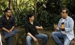 Fotografía del 30 de septiembre de 2016 de los salvadoreños Oscar Martínez (i) y Carlos Dada (d) y el español José Luis Sanz, miembros del periódico digital El Faro de El Salvador, durante una entrevista con Efe en Medellín (Colombia). El Faro fue el ganador del Reconocimiento a la Excelencia de la cuarta edición del Premio Gabriel García Márquez de Periodismo en el marco del Premio y Festival Gabriel García Márquez de Periodismo. EFE/Luis Eduardo Noriega A.