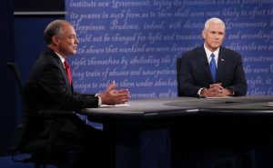 Los candidatos a la Vicepresidencia de EE.UU., el republicano Mike Pence (d) y el demócrata Tim Kaine (i), participan en el único debate hoy, martes 4 de octubre de 2016, en Farmwille (EE.UU.). Moderado por Elaine Quijano, de la cadena CBS News, el debate, que durará 90 minutos sin publicidad, estará dividido en nueve segmentos de unos diez minutos cada uno en los que se abordarán temas diversos. EFE/MICHAEL REYNOLDS