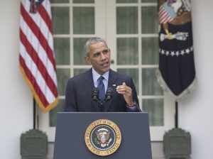 El presidente de Estados Unidos Barack Obama habla hoy, miércoles 5 de octubre de 2016, durante una conferencia de prensa desde la Rosaleda de la Casa Blanca en Washington (Estados Unidos). Obama, afirmó que hoy es "un día histórico" en la lucha por proteger al planeta para las generaciones futuras, tras anunciar la ONU que el Acuerdo de París sobre el cambio climático entrará en vigor el próximo 4 de noviembre. EFE/CHRIS KLEPONIS / POOL