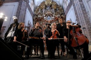 El grupo Askanyi que conjuga sonidos étnicos apasionados de los cantos africanos y un cuarteto de cuerdas hoy miércoles 05 octubre de 2016, en su presntacion en el templo de la Valenciana durante las actividades del XLIV Festival Internacional Cervantino que contara con 700 actividades a cargo de 3500 artistas provenientes de 38 países reunidos en la ciudad de Guanajuato. (México). EFE/Ulises Ruiz Basurto