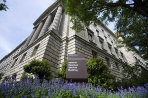 Fotografía que muestra el edificio del Servicio de Rentas Internas estadounidense (IRS, por su siglas en inglés), en Washington (Estados Unidos), hoy, martes 14 de mayo de 2013. El IRS se encuentra en el punto de mira desde que el pasado 12 de mayo dos influyentes líderes del Congreso de EEUU pidieron una explicación por unos informes que apuntan a que el Servicio de Rentas Internas pudo realizar un mayor seguimiento a grupos conservadores por sus creencias políticas. EFE/Jim Lo Scalzo