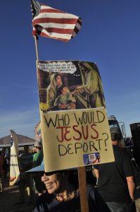 La organización Observatorio de la Escuela de las Américas realiza una vigilia hoy, 7 de octubre de 2016, a las afueras de Centro de Detenciones de Eloy de la Oficina de Inmigración y Aduanas (ICE) el cual se encuentra aproximadamente a una hora al norte de la ciudad de Tucson. Más de 430 organizaciones defensoras de los derechos humanos y de los migrantes se reúnen en la frontera de Arizona con México a partir de hoy para pedir un alto a la militarización de la frontera y denunciar las políticas exteriores de los Estados Unidos, las cuales consideran son la raíz de la migración indocumentada proveniente de diferentes países latinoamericanos. EFE/GARY M WILLIAMS