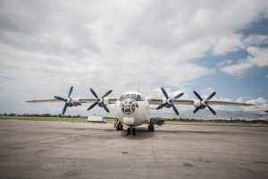 Un avión español con ayudas humanitarias para víctimas del huracán Matthew arriba hoy, miércoles 12 de octubre de 2016, al aeropuerto de Puerto Príncipe en Puerto Príncipe (Haití). Las ayudas serán distribuidas entre las ONG's antes de ser entregadas a los damnificados. EFE/BAHARE KHODABANDE