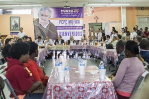 El expresidente uruguayo José Mujica (c) participa hoy, miércoles 12 de octubre de 2016, durante una reunión en un albergue para migrantes, en la ciudad mexicana de Tijuana, fronteriza con Estados Unidos, donde recordó que "todos descendemos de gente que tuvo que emigrar", y regaló frases de ánimo a los numerosos africanos, haitianos y otros extranjeros llegados a México desde diversos países y criticó las desigualdades en el mundo actual. EFEMEX/Alejandro Zepeda