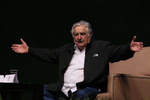 El expresidente uruguayo José Mujica habla hoy, miércoles 12 de octubre de 2016, durante su ponencia en la Universidad Autónoma de Baja California, en la ciudad mexicana de Tijuana, donde le fue otorgado el doctorado honorífico. En otro acto realizado con migrantes en esa ciudad fronteriza con Estados Unidos, Mujica recordó que "todos descendemos de gente que tuvo que emigrar", y regaló frases de ánimo a los numerosos africanos, haitianos y otros extranjeros llegados a México desde diversos países y criticó las desigualdades en el mundo actual. EFEMEX/Alejandro Zepeda