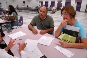 Una pareja que se enfrenta al desahucio habla con una asesora financiera en El Centro, California (EEUU), el 12 de septiembre de 2009. Muchas construcciones han quedado sin terminar por falta de fondos. Las personas de la tercera edad han sido los más afectados por la crisis económica mundial, pues suelen tener pensiones muy bajas. Imperial County tiene una de las tasas más altas de desempleo del país. El pasado 15 de septiembre de 2009 se cumplió el primer aniversario de la caída de banco Lehman Brothers, la mayor quiebra de la historia de Estados Unidos y comienzo de la profunda crisis. EFE/David Maung