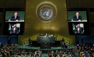 El recién designado Secretario General de la ONU, António Guterres (d-abajo), escucha un discurso después de ser elegido por la Asamblea General, en la sede de la Organización de las Naciones Unidas en Nueva York, Estados Unidos, hoy, 13 de octubre de 2016. Guterres tomará posición de forma oficial en enero de 2017. EFE/Justin Lane