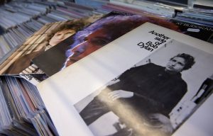 Vista de los álbumes, 'Blonde on Blonde' (i), 'At Budokan' (c) y 'Another side of Bob Dylan' (c), del galardonado con premio Nobel de Literatura 2016, el cantante estadoundiense Bob Dylan en una tienda de música de Múnich, Alemania hoy 13 de octubre de 2016. El Premio Nobel de Literatura concedido hoy a Bob Dylan reconoce la aportación fundamental a la música moderna de un compositor que con sus textos ha influido a varias generaciones de músicos durante más de medio siglo. EFE/Sven Hoppe