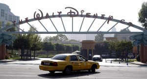 Fotografía de los estudios Walt Disney tomada hoy, 1 de noviembre de 2007, en Burbank, California (EE.UU.). Los guionistas de la industria televisiva estadounidense se preparan para declarar una huelga si no se alcanza un acuerdo antes de la media noche, hora en la que expira su actual vinculación laboral. EFE/ANDREW GOMBERT