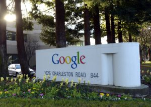 Fotografía de archivo tomada el 11 de enero de 2013 que muestra el logotipo de Google en las oficinas de la compañía en Mountain View (Estados Unidos). Google terminó su ejercicio fiscal 2012 con un buen sabor de boca gracias el incremento de la inversión en publicidad en sus diversas páginas web, según reveló hoy, miércoles 23 de enero de 2013, la empresa, cuyo beneficio neto anual subió un 10,2 % hasta alcanzar 10.737 millones de dólares. EFE/ John G. Mabanglo