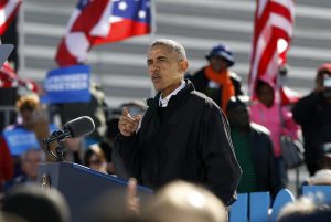 El presidente estadounidense Barack Obama durante un acto electoral de la candidata presidencial por el partido Demócrata, Hillary Clinton celebrado en el aeropuerto de Burke Lakefront en Cleveland, Ohio, Estados Unidos hoy 14 de octubre de 2016. EFE/David Maxwell