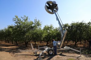 Fotografía del 30 de septiembre de 2016 de un artefacto que genera energía eólica, ayuda a la producción frutícola y optimiza la productividad ganadera. Un tecnología única en el mundo desarrollada por científicos chilenos, en Machali (Chile). Las heladas, un fenómeno meteorológico que se produce cuando la temperatura es inferior al punto de congelación del agua, es un problema que afecta especialmente al campo. Los agricultores saben cómo hacer para evitar que sus cosechas se pierdan irremisiblemente. EFE/Cristobal Chavez