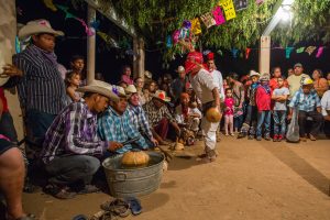 Fotografía sin fecha cedida hoy, domingo 16 de octubre de 2016, por la Institución de Asistencia Privada (IAP) de una fiesta tradicional Mayo de los indígenas en el estado de Sonora (México). Centenares de artesanas indígenas del norteño estado mexicano de Sonora han mejorado sus condiciones de vida en los últimos años gracias a una ONG que les ha dado formación en este campo y herramientas para empoderarse y recuperar su identidad, otrora menospreciada. EFE/IAP/SOLO USO EDITORIAL