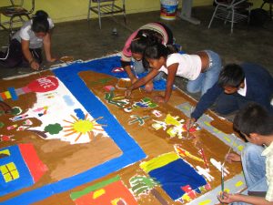 Fotografía sin fecha cedida hoy, domingo 16 de octubre de 2016, por la Institución de Asistencia Privada (IAP) de niños indígenas en un taller de estimulación artística en el estado de Sonora (México). Centenares de artesanas indígenas del norteño estado mexicano de Sonora han mejorado sus condiciones de vida en los últimos años gracias a una ONG que les ha dado formación en este campo y herramientas para empoderarse y recuperar su identidad, otrora menospreciada. EFE/IAP/SOLO USO EDITORIAL