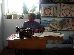 Fotografía sin fecha cedida hoy, domingo 16 de octubre de 2016, por la Institución de Asistencia Privada (IAP) de una artesana Pimas trabajando en un taller de artesanías en el estado de Sonora (México). Centenares de artesanas indígenas del norteño estado mexicano de Sonora han mejorado sus condiciones de vida en los últimos años gracias a una ONG que les ha dado formación en este campo y herramientas para empoderarse y recuperar su identidad, otrora menospreciada. EFE/IAP/SOLO USO EDITORIAL