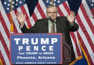 El sheriff de Maricopa, Joe Arpaio, participa hoy, miércoles 31 de agosto de 2016, en un encuentro el Centro de Convenciones de Phoenix (EE.UU.). El discurso del candidato republicano a la presidencia de EE.UU., Donald Trump, se centró en la inmigración ilegal y se produjo después de que se reunió en Ciudad de México con el presidente de esa nación, Enrique Peña Nieto, por invitación de este último. La gobernadora de Arizona, Doug Ducey y el Sheriff Arpaio, hablaron también a la multitud de seguidores de Trump. EFE/ Gary Williams