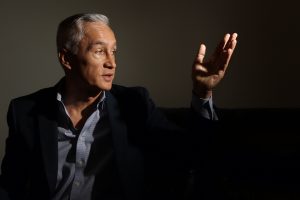 El periodista mexicano Jorge Ramos habla hoy, lunes 11 de abril de 2016, durante un entrevista para Efe en Ciudad de México (México). El periodista mexicanoestadounidense Jorge Ramos afirmó hoy en una entrevista con Efe que espera que en su país de origen se produzca una "primavera mexicana" que exprese el descontento de la gente con el poder y el triunfo de un candidato independiente en las elecciones presidenciales de 2018. EFEMEX/Sáshenka Gutiérrez