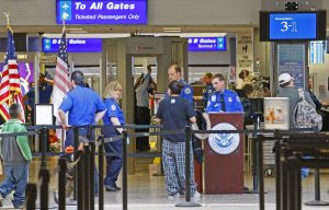 Varios pasajeros se alistan a pasar por un puesto de control hoy, jueves 7 de enero de 2010, en el Aeropuerto Internacional de Salt Lake City, Utah (EEUU). Los organismos de seguridad estadounidenses detectaron presuntos vínculos con extremistas del nigeriano acusado de intentar detonar un explosivo en un avión de pasajeros el día de Navidad cuando éste estaba ya a bordo de una aeronave proveniente de Holanda y planeaba interrogarlo cuando el vuelo aterrizara en Detroit, según el diario Los Angeles Times. EFE/George Frey