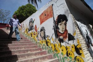 Imagen con fecha del 21 de septiembre de 2016, del interior de la Normal "Raúl Isidro Burgos" de Ayotzinapa, ubicada en el municipio de Tixtla, en el estado mexicano de Guerrero. Son casi dos años, con sus 730 días y sus dolorosas noches, los que llevan los padres de los 43 estudiantes buscando a sus hijos con la esperanza de hallarlos con vida mientras se enfrentan a un dolor que no puede posarse por las gigantes incógnitas que siguen corroyendo el caso. EFEMEX/Sáshenka Gutiérrez