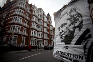 Fotografía de archivo tomada el 16 de agosto de 2012 que muestra un cartel con el retrato del cofundador de Wikileaks Julian Assange frente a la embajada de Ecuador en Londres (Reino Unido). El Gobierno británico señaló hoy que está dispuesto a prestar asistencia a la fiscalía sueca sobre el caso de Julian Assange, refugiado en la Embajada ecuatoriana en Londres y requerido por Suecia en relación con supuestos delitos sexuales. EFE/Tal Cohen