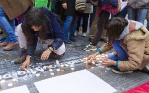 Colombians demonstrate in Monnaie square for peace in Colombia, in Brussels, Belgium, 14 October 2016. Colombians and supporters rallied in Brussels under the motto 'Manneken Peace for Colombia' calling to cointune the peace talk efforts between Colombia and FARC despite a referendum rejected the Peace Agreement on 02 October.  EPA/THIERRY MONASSE