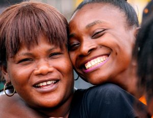 Fotografía del 12 de octubre de 2016 de dos mujeres de nacionalidad Haitiana que esperan acceder a Estados Unidos desde la ciudad fronteriza de Tijuana (México). El Gobierno mexicano aplicará el año que viene un Programa Temporal de Regularización Migratoria (PTRM) con el que espera beneficiar hasta 10.000 extranjeros que residen ilegalmente en el país, explicó a Efe el Instituto Nacional de Migración (INM). Si bien no hay un registro del número de migrantes que residen sin permiso oficial en México, el INM apunta que precisamente serían entre 10.000 o 15.000, por lo que prácticamente aspiran a legalizarlos a todos.EFE/Alejandro Zepeda