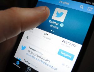 Un hombre navega por Twitter con su teléfono móvil en La Haya (Holanda) hoy, jueves 7 de noviembre de 2013. La red social Twitter, que empezará a cotizar en la Bolsa de Nueva York (NYSE) mañana, indicó hoy que el precio inicial de los 70 millones de acciones que sacará al mercado será de 26 dólares por título, lo que le reportará 1.820 millones de dólares sin contar comisiones. EFE/Lex Van Lieshout