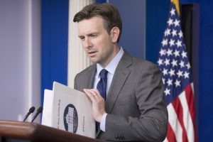 El portavoz de la Casa Blanca, Josh Earnest, responde preguntas sobre la renuncia de la directora del Servicio Secreto de EE.UU., Julia Pierson, hoy, miércoles 1 de octubre de 2014, en la Casa Blanca, Washington DC. La dimisión de Pierson se produce por el escándalo del acceso de un intruso al interior de la Casa Blanca y tras confirmarse varias fallos en el anillo de seguridad presidencial. EFE/MICHAEL REYNOLDS