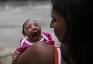 Fotografía del 11 de febrero de 2016, en Río de Janeiro (Brasil) de la madre Leticia de Araujo Aguiar (i), mientas sostiene su hija, Manuelly Araujo da Cruz, de un mes de nacida, quien hace parte de la lista de niños que nacieron con microcefalia al haberse visto expuesta al virus del zika durante su gestación. Leticia de Araujo, que contrajo zika en su tercer mes de embarazo y dio a luz a Manuelly, asegura que es viable criarla, "se aprende a ser madre de un niño normal y de un niño con microcefalia", comentó a Efe. "La única diferencia es que Manuelly tiene una hora en la que llora mucho" y "se pone muy nerviosa, agitando los brazos", pero "fuera de eso es normal". EFE/ Antonio Lacerda.