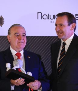 MEX01. CIUDAD DE MÉXICO (MÉXICO), 25/10/2016.- El empresario mexicano Valentín Diez Morodo (i) recibe el premio Amigo de la Marca España de manos del embajador de España en México, Luis Fernández-Cid (d), hoy, martes 25 de octubre de 2016, en Ciudad de México (México). Siete mexicanos destacados recibieron hoy los galardones Amigo de la Marca España en reconocimiento a su contribución y apoyo a la imagen de este país, y a las relaciones comerciales y culturales de estas dos naciones. EFE/MARIO GUZMÁN