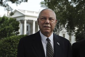 El ex jefe de la diplomacia de EE.UU. Colin Powell, comparece ante los medios en la Casa Blanca, (Washington), tras finalizar el encuentro que el presidente estadunidense, Barack Obama, ha mantenido con mil-millonarios que han prometido que donarán para beneficencia la mayor parte de su fortuna, mientras se reanuda la puja con el Congreso sobre el déficit y la deuda nacional, hoy, lunes, 18 de julio de 2011. EFE/Michael Reynolds