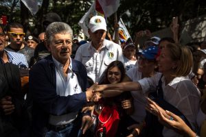 El presidente de la Asamblea Nacional de Venezuela, Henry Ramos Alup (i), saluda a un grupo de personas que participa en una manifestación hoy, miércoles 26 de octubre del 2016, en Caracas (Venezuela). Miles de opositores comenzaron hoy a concentrarse en varias ciudades del país para participar en la denominada "Toma de Venezuela", convocada en protesta contra lo que consideran una "ruptura del orden constitucional" tras la suspensión del proceso para celebrar un revocatorio presidencial. EFE