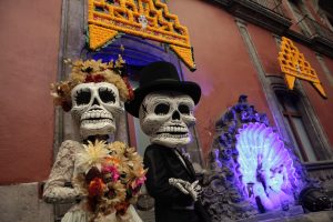 Personas caracterizadas de la muerte posan hoy, jueves 20 de octubre de 2016, durante una rueda de prensa en Ciudad de México donde fue anunciado el programa de festividades del Día de Muertos. Se trata de un magno desfile desarrollado en tres segmentos, Viaje al Mictlán, La Muerte Niña y Pal' Panteón, que sintetiza el culto a la muerte y su celebración en México desde la época prehispánica hasta nuestros días, indicaron las autoridades culturales y turismo de la capital mexicana. EFE/Sashenka Gutiérrez