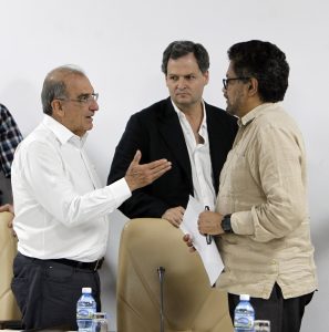 El segundo jefe de las FARC y líder de los delegados de la guerrilla en La Habana, Luciano Marín (d), alias "Iván Márquez, el jefe negociador del Gobierno colombiano, Humberto de la Calle (i), y el Alto Comisionado de Paz, Sergio Jaramillo (c), hablan durante la lectura de un comunicado conjunto hoy, 28 de octubre de 2016, en La Habana, Cuba. Los negociadores del Gobierno colombiano y la guerrilla FARC informaron hoy en La Habana que continuarán escuchando propuestas diversas de organizaciones y personalidades que puedan enriquecer el nuevo acuerdo de paz, en el que trabajan desde el pasado sábado 22 en la capital cubana. EFE/Ernesto Mastrascusa