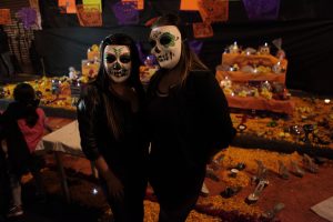 Prostitutas participan en una procesión con motivo del Día de Muertos hoy, viernes 28 de octubre de 2016, en el barrio La Merced de Ciudad de México (México). Las trabajadores sexuales recordaron a sus compañeras muertas y exigieron a las autoridades un alto a la trata de personas y a la violencia de la que son víctimas. EFE/Sáshenka Gutiérrez