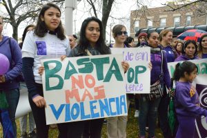 Un grupo de mujeres acompañadas por sus hijos marchan hoy, sábado 24 de octubre de 2015, contra la violencia doméstica en Chicago, Illinois (Estados Unidos). Decenas de personas vestidas de blanco y morado, participaron hoy en el barrio Pilsen de Chicago en una marcha y vigilia contra la violencia doméstica organizada por el grupo Mujeres Latinas en Acción. Los participantes se agruparon detrás de pancartas con consignas como "Rompe el silencio", "Podemos parar la violencia", "Ni una víctima más" y "Basta. No más violencia", y recorrieron varias calles del barrio latino en una mañana lluviosa. EFE/Enrique García Fuentes