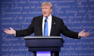 El candidato Republicano a la presidencia de los Estados Unidos Donald Trump defendió hoy su actuación en el debate de este lunes contra la aspirante demócrata, Hillary Clinton, y sugirió que atacará más duro a su rival en el próximo encuentro. "Me hicieron algunas preguntas hostiles, pero creo que lo hice verdaderamente bien. Fue el debate de los debates", dijo Trump en una entrevista en el programa de televisión "Fox and Friends". Preguntado por si cambiará algo en el próximo debate, que se celebrará el 9 de octubre en Saint Louis (Misuri), Trump respondió que podría "atacar más duro" a Clinton. Trump aseguró que, cuando Clinton sacó a relucir los insultos del magnate hacia muchas mujeres hacia el final del debate, él "iba a atacarla con las mujeres de su marido", en referencia a las aventuras adúlteras del expresidente Bill Clinton. EFE/ANDREW GOMBERT