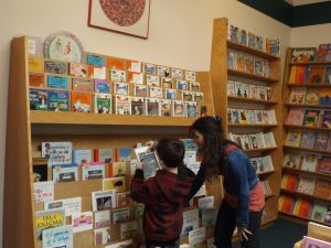 La hispana Shanti Kumari Johnson y su hijo Tulsi Morales-Johnson buscan libros infantiles en librería Tres Américas  en el norte de Chicago que cierra esta semana después de 30 años en los que su actividad cultural y literaria la llevaron a convertirse en un punto de encuentro indispensable para las letras latinoamericanas en la ciudad. Los hispanos Humberto Gamboa y Carlos Cabrera crearon esta librería a finales de la década de los ochenta, cuando la presencia de los hispanos en la ciudad comenzaba a florecer y desde entonces su papel como centro cultural fue cobrando relevancia. A pesar de estar situada en el barrio de Irving Park, a varias millas del centro de la ciudad, los aficionados hispanos a la lectura no tenían inconveniente en llegarse hasta allí para encontrarse con cientos de libros en español en todos sus ricos géneros. EFE/ANTONIO ZAVALA