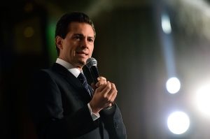 El presidente mexicano, Enrique Peña Nieto, habla hoy, martes 25 de octubre de 2016, en un acto público en Ciudad de México, donde se pronunció en contra de una segunda vuelta electoral en México al señalar que esta "construye mayorías de forma ficticia" y estimó inoportuno cambiar las reglas a menos de dos años de las elecciones presidenciales. En el foro "Impulsando a México", organizado por el diario El Financiero y la agencia de información financiera Bloomberg, destacó que "la elección presidencial no siempre va acompañada de la elección de quienes son representantes en el Congreso". EFE/PRESIDENCIA DE MÉXICO/SOLO USO EDITORIAL