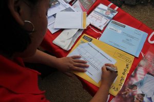 Los salvadoreños se muestran decepcionados con la escasa participación de la comunidad inmigrante en Estados Unidos en la primera oportunidad en la que pudieron ejercer su derecho al voto desde el exterior, pero confían en que esta situación cambie en la segunda vuelta de las elecciones presidenciales, que se celebra el próximo 9 de marzo.  El número de salvadoreños en el exterior es aproximadamente de 3 millones, de los cuales 10.337 se inscribieron por primera vez para votar por correo en la elección presidencial del pasado 2 de febrero, en la cual Salvador Sánchez del partido Frente Farabundo Martí para la Liberación Nacional (FMLN) obtuvo el 48.93 por ciento de los votos. La competencia por la silla presidencial de El Salvador prevista pare el 9 de marzo será entre Sánchez y Norman Quijano de la Alianza Republicana Nacionalista (ARENA), quien obtuvo el segundo puesto con el 38.96 por ciento de los sufragios. EFE/IVAN MEJIA