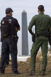 Fotografía del 27 de octubre de 2016 de la Patrulla Fronteriza de Estados Unidos junto a la Policía Federal de México, en las montañas de Otay, al este de San Diego, California (Estados Unidos), y justo al norte del área conocida como Nido de las Águilas en Tijuana (México). La Patrulla Fronteriza ha creado una unidad especial para reforzar los operativos en la zona este de la frontera entre San Diego y México, en donde se ha registrado presencia de organizaciones criminales dedicadas al tráfico, secuestro y extorsión de inmigrantes. EFE