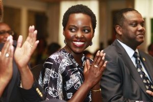 La actriz keniana nacida en México Lupita Nyong'o da una rueda de prensa en Nairobi, Kenia, hoy 30 de junio de 2015, en la que anuncia su compromiso con la defensa de los elefantes en colaboración con la organización internacional WildAid y en la que pretendió dar visibilidad a las cuestiones relativas a la mujer y a las artes en Kenia. EFE