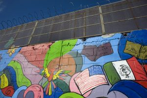 Fotografía tomada hoy, lunes 7 de noviembre 2016, de un mural pintado en el muro fronterizo a lo largo de la frontera entre Tijuana (México) y San Diego (California). Ajeno a toda la polémica que le ha rodeado durante la presente campaña electoral en EE.UU., el muro fronterizo con México se ha convertido en un lienzo en el que artistas latinoamericanos desean trasmitir mensajes de unión que impacten a una sociedad que vive en medio de políticas divisorias. EFE/David Maung