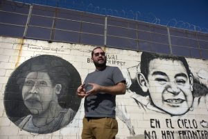 El muralista Alonso Delgadillo muestra un mural pintado en el muro fronterizo a lo largo de la frontera entre Tijuana (México) y San Diego (California) hoy, lunes 7 de noviembre 2016, durante una entrevista con Efe. Ajeno a toda la polémica que le ha rodeado durante la presente campaña electoral en EE.UU., el muro fronterizo con México se ha convertido en un lienzo en el que artistas latinoamericanos desean trasmitir mensajes de unión que impacten a una sociedad que vive en medio de políticas divisorias. EFE/David Maung