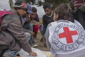 Fotografía sin fechar cedida por Cruz Roja Internacional hoy, lunes 7 de noviembre de 2016, del trabajo de campo de sus representantes en las franjas fronterizas de Latinoamérica. El jefe de la división Movimiento del CICR, Franz Rauchenstein señaló hoy en México que uno de los principales valores agregados del Movimiento en materia de migración es "su presencia en los países de origen, tránsito y receptores de personas migrantes, lo que le permite conocer y tener cercanía con esta población en todas las etapas de su proceso migratorio".EFE