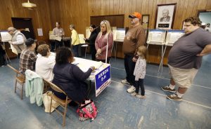 Unos ciudadanos esperan para poder votar hoy, martes 8 de noviembre 2016, en el Templo Masónico Old Portage en Akron, Ohio. La normalidad y las largas filas de primera hora de la mañana son los dos aspectos que han marcado hasta el momento la jornada electoral en Estados Unidos, según el análisis preliminar sobre el terreno de la Organización de Estados Americanos (OEA). El equipo de la OEA recorrió desde primera hora de la mañana los centros de votación de 11 estados y el Distrito de Columbia (donde está Washington, la capital) que permiten la observación electoral internacional -otros 11 estados la limitan o prohíben-. EFE/David Maxwell